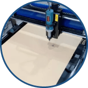 Plotter cortando MDF