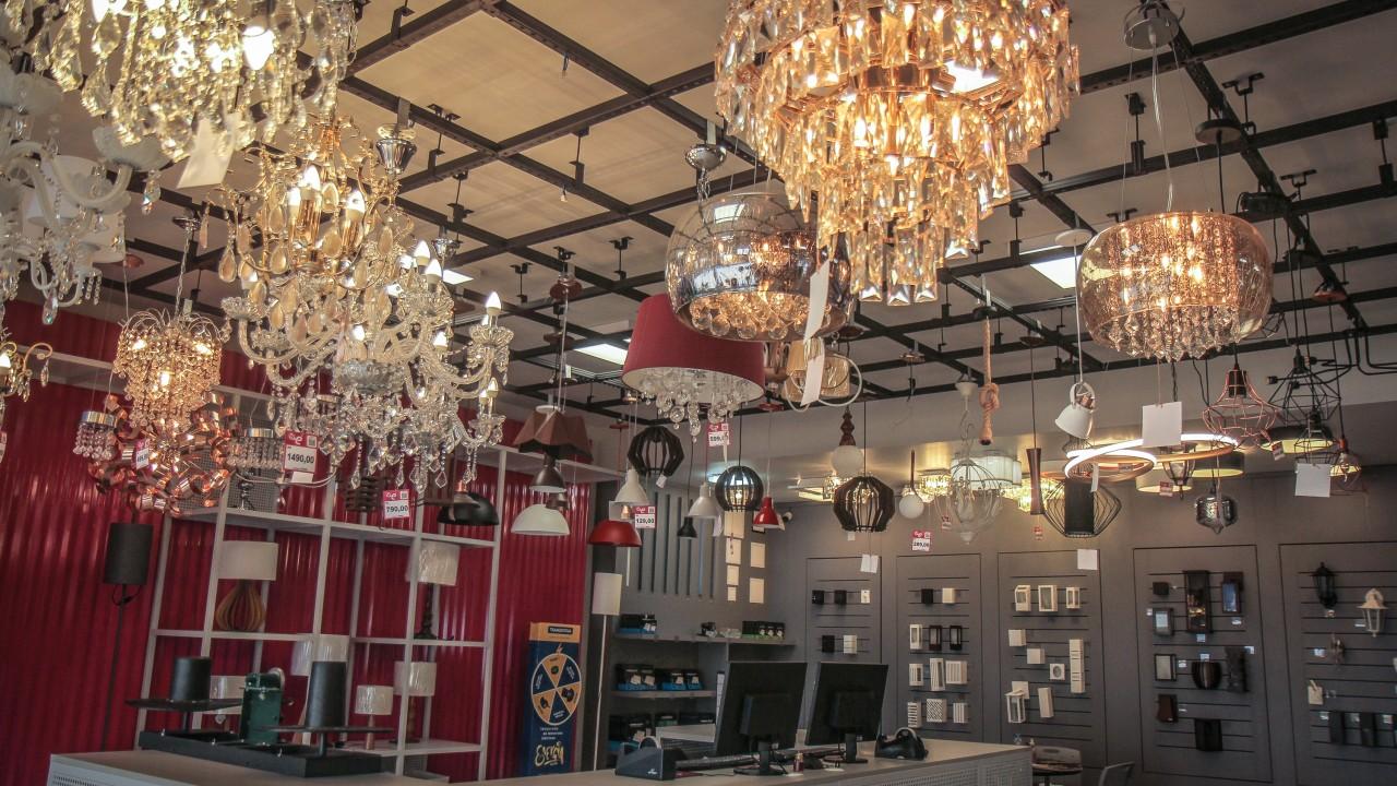 expositor de lampadas e lustres
