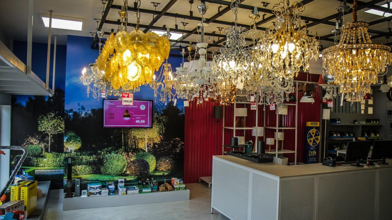 expositor de lampadas e lustres