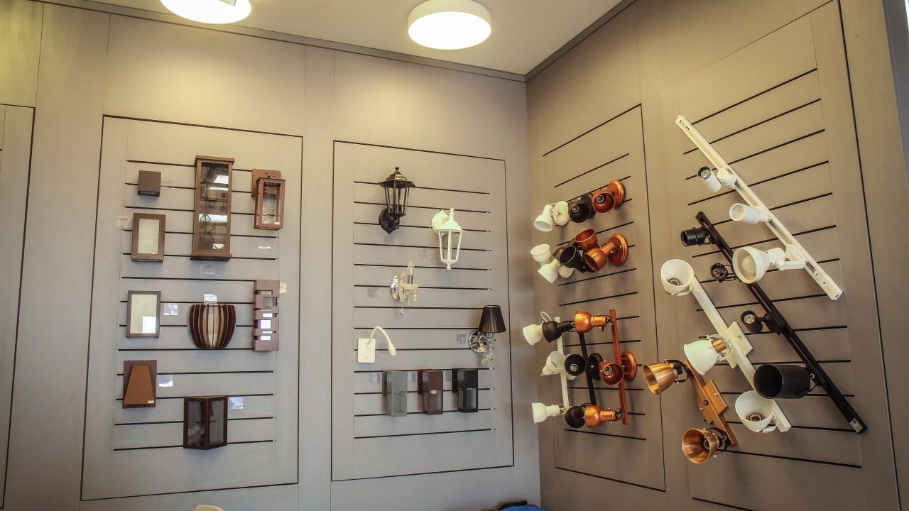 expositor de lampadas e lustres em painel canaletado