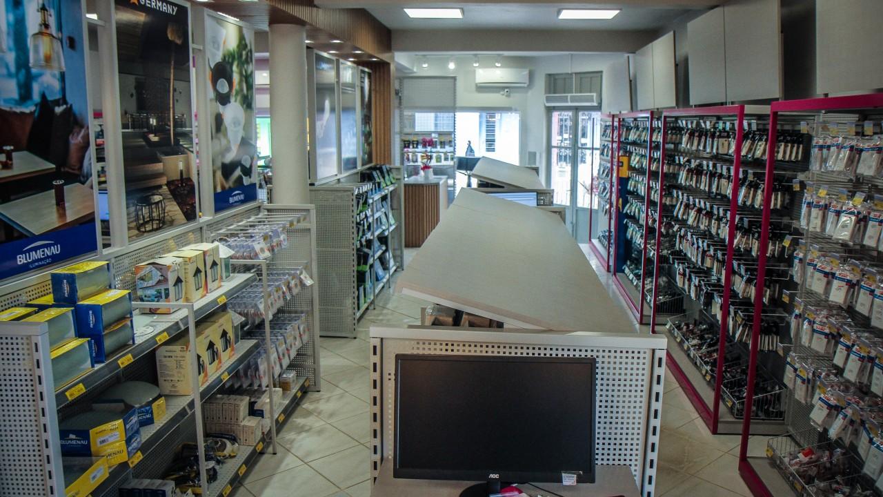 Gôndolas e Prateleiras para loja de ferragens