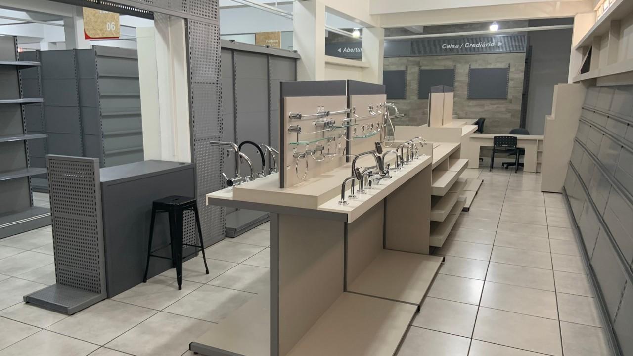 expositor de metais e torneiras