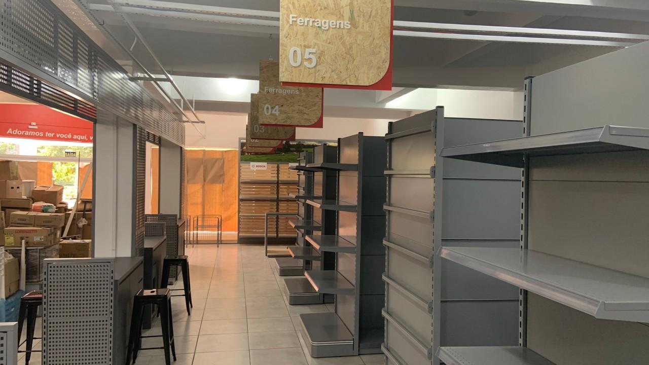 Gôndolas e Prateleiras para loja de ferragens