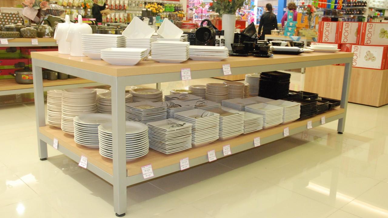 mesa de valorização e mobiliário comercial para loja de bazar e utilidades