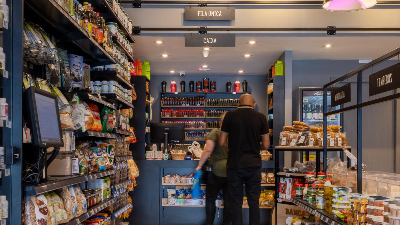 mobiliário personalizado para produtos naturais e a granel