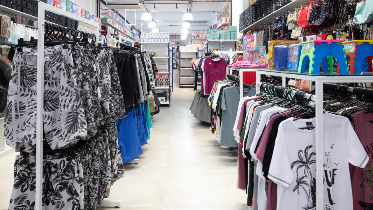 araras e mobiliário para loja de confecção