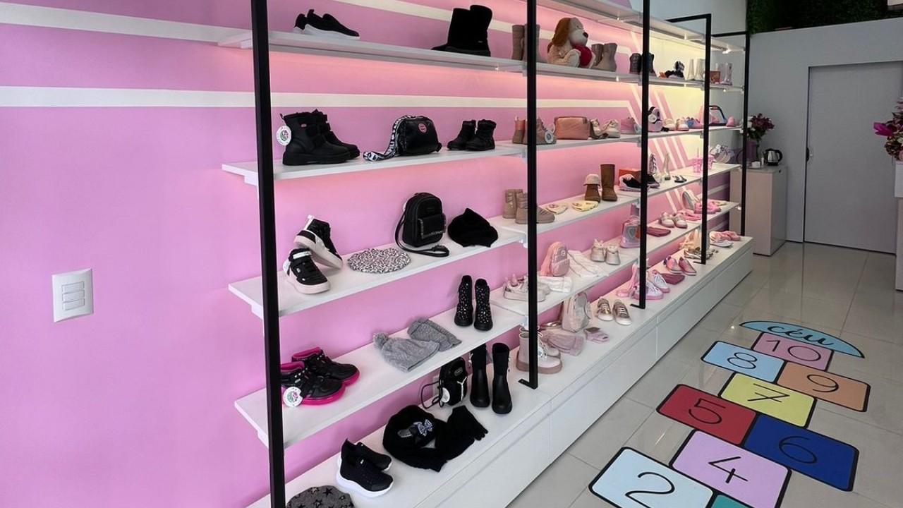 mobiliário personalizado lúdico para loja de calçados infantil