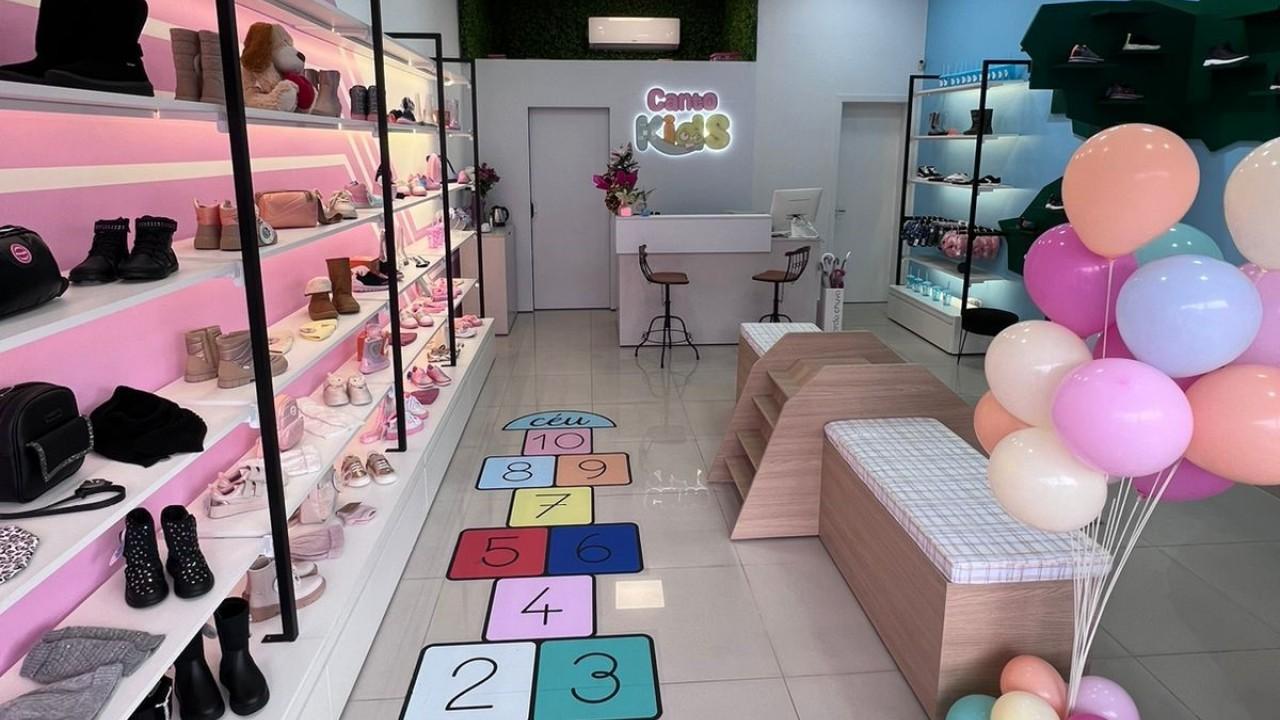 mobiliário personalizado lúdico para loja de calçados infantil