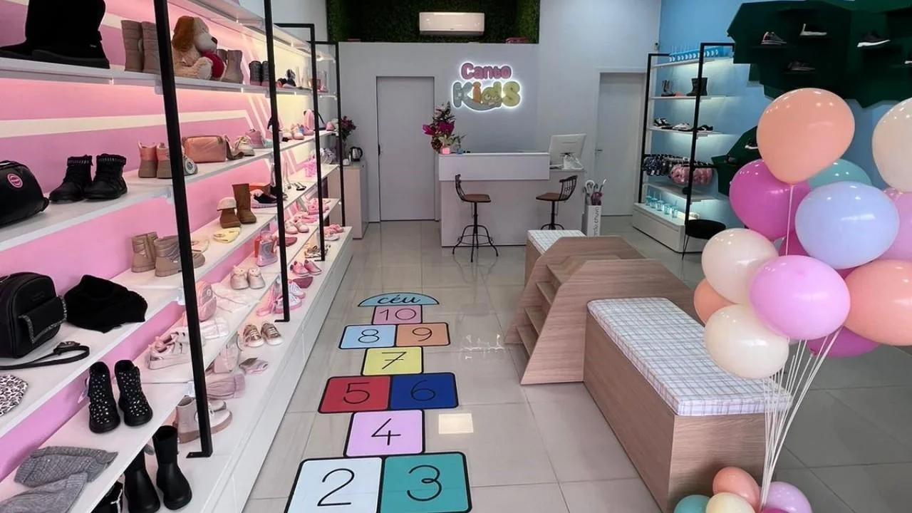 mobiliário personalizado lúdico para loja de calçados infantil