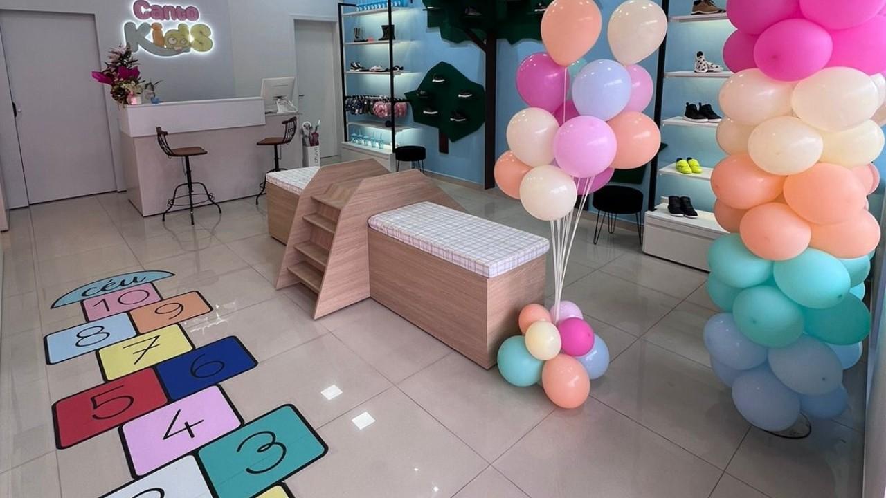 mobiliário personalizado lúdico para loja de calçados infantil