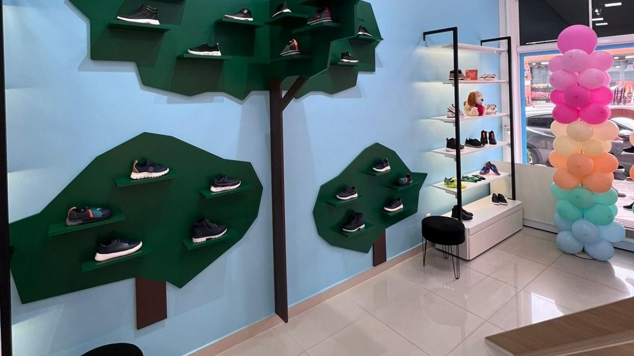 mobiliário personalizado lúdico para loja de calçados infantil