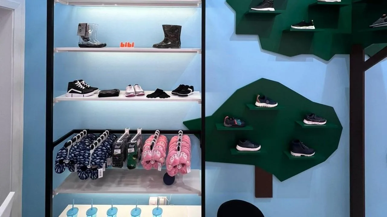 mobiliário personalizado lúdico para loja de calçados infantil