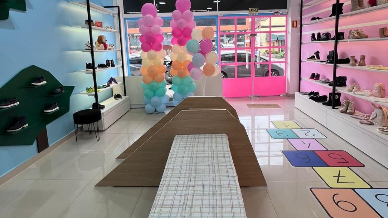 mobiliário personalizado lúdico para loja de calçados infantil
