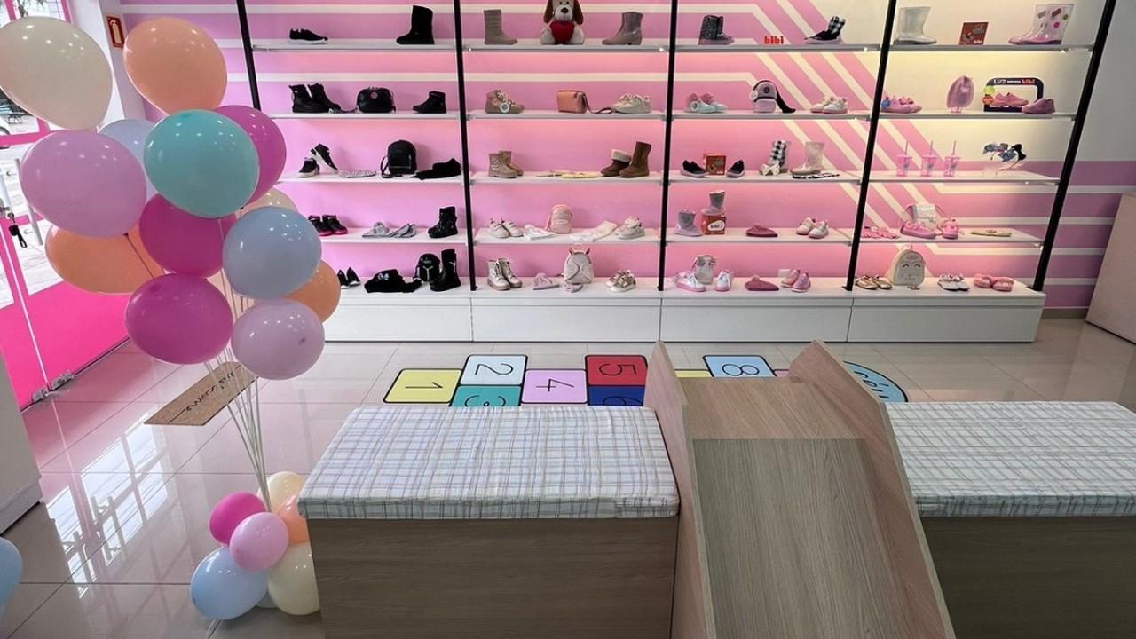 mobiliário personalizado lúdico para loja de calçados infantil