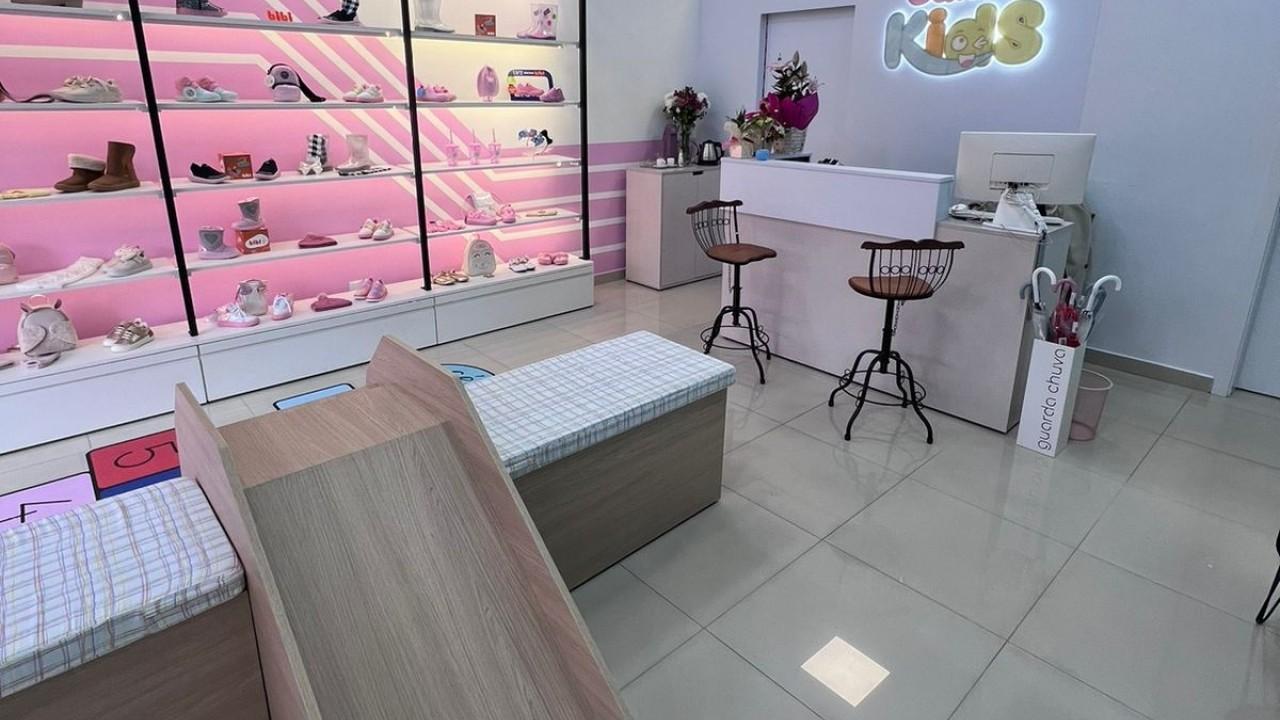 mobiliário personalizado lúdico para loja de calçados infantil