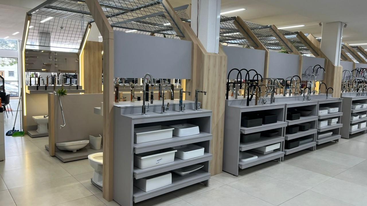 expositor de metais e torneiras, vasos e pias