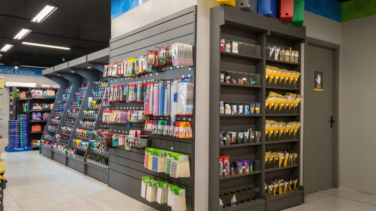 gôndola e expositores personalizada para loja de materiais escolares