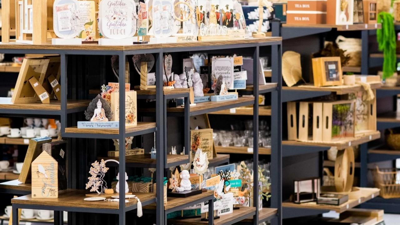 mesa de exposição personalizada para loja de decoração e bazar