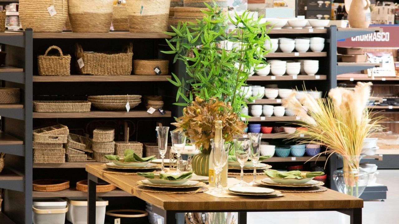 gôndola e expositores personalizada para loja de decoração e bazar