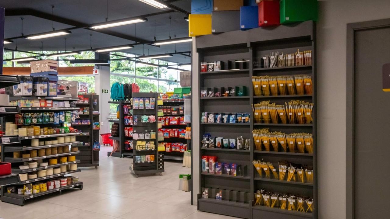 gôndola e expositores personalizada para loja de materiais escolares