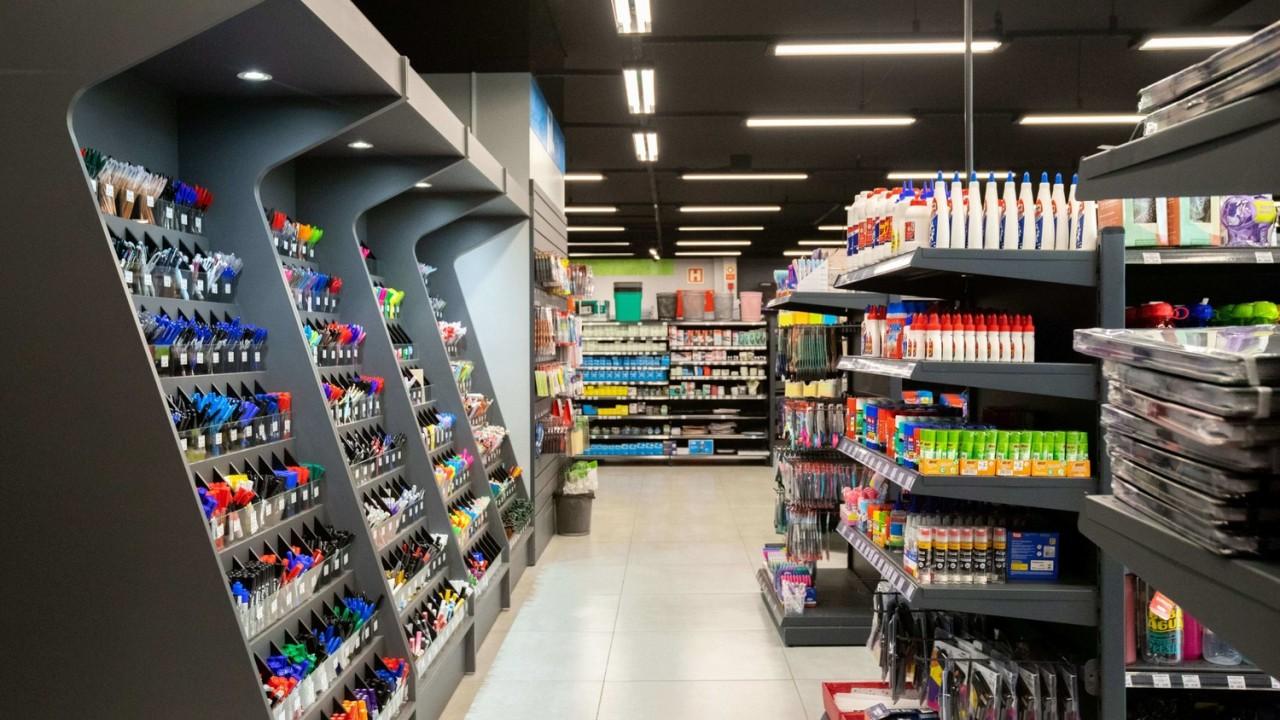 gôndola e expositores personalizada para loja de materiais escolares