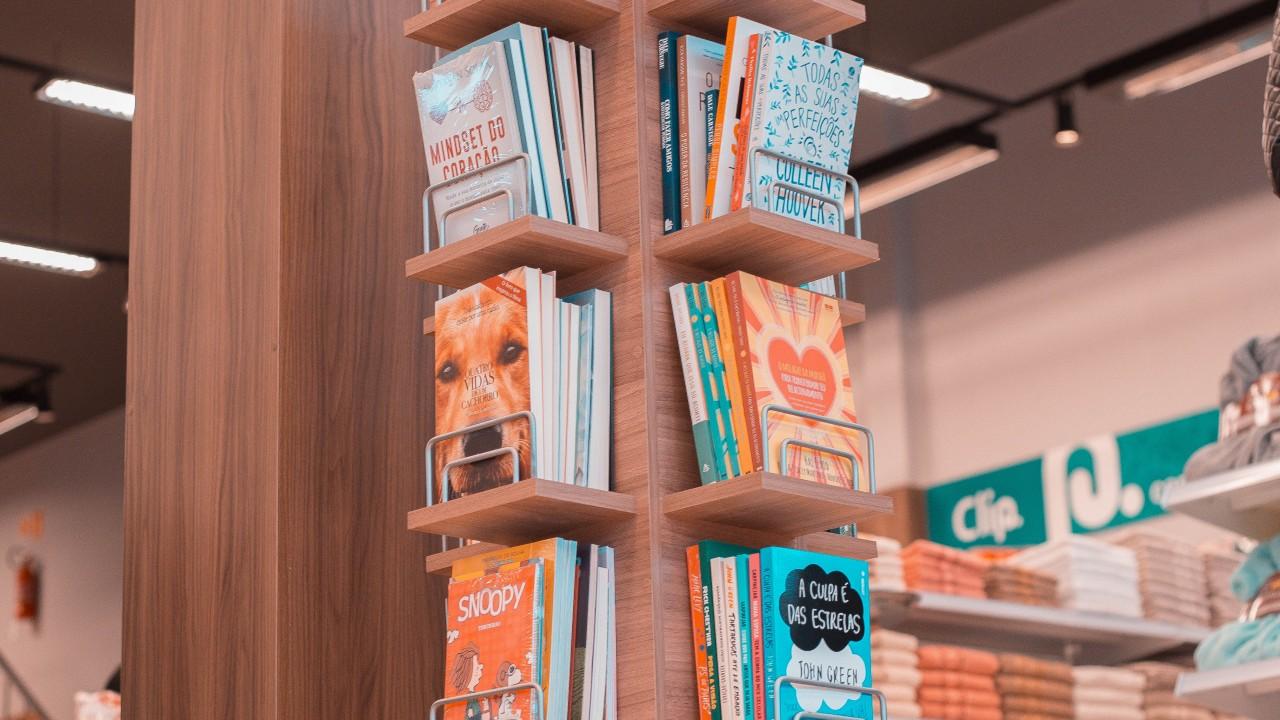 expositor de livros e revistas