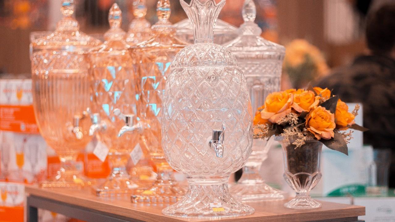 mobiliário comercial e ponto focal dentro de loja