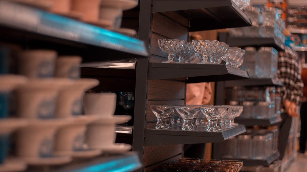 gôndolas e mobiliário para loja de bazar e utilidades