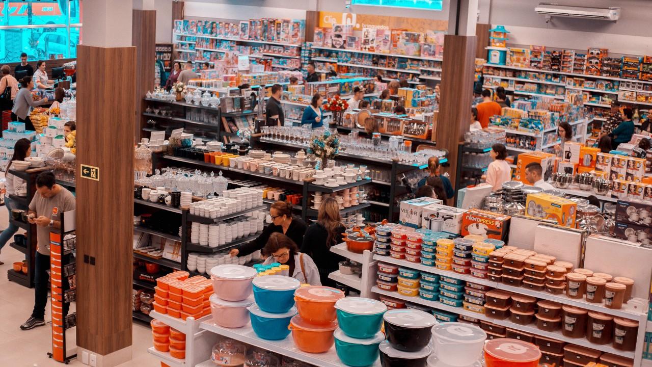 gôndolas e mobiliário para loja de bazar e utilidades