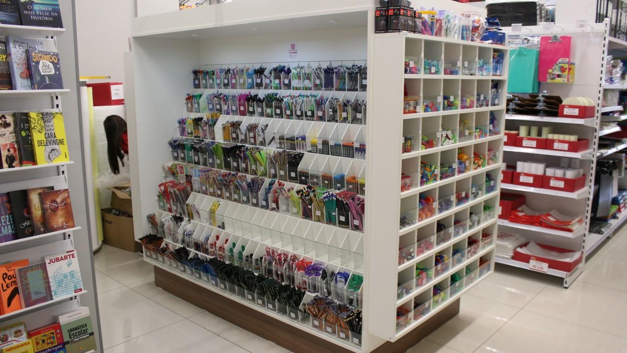 expositor de materiais escolares e mobiliário comercial para loja de bazar e utilidades