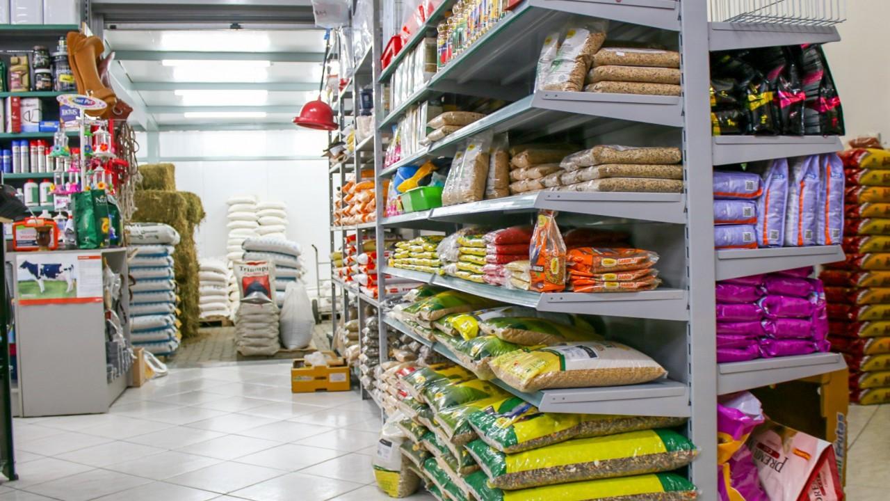 gôndolas e prateleiras para loja de rações e agropecuárias