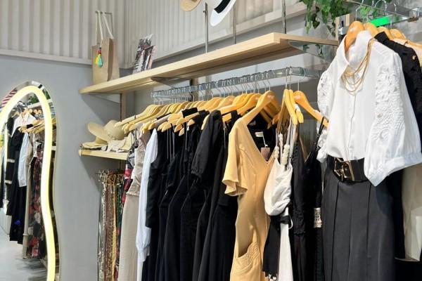 araras e mobiliário para loja de confecção feminina