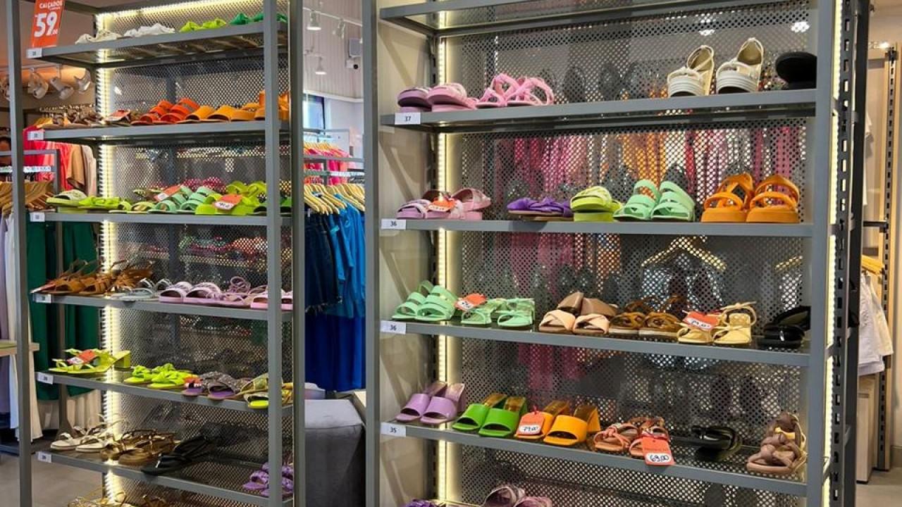 estante de calçados para loja de confecção