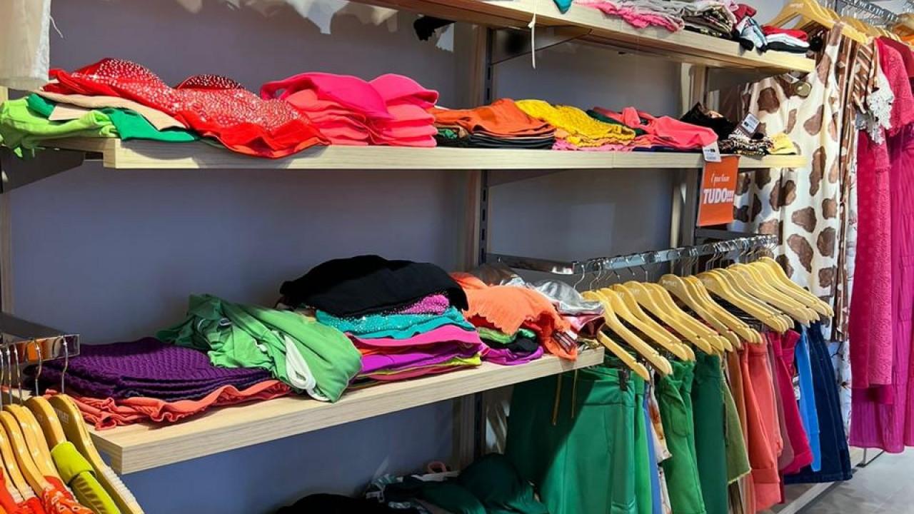 araras e mobiliário para loja de confecção feminina