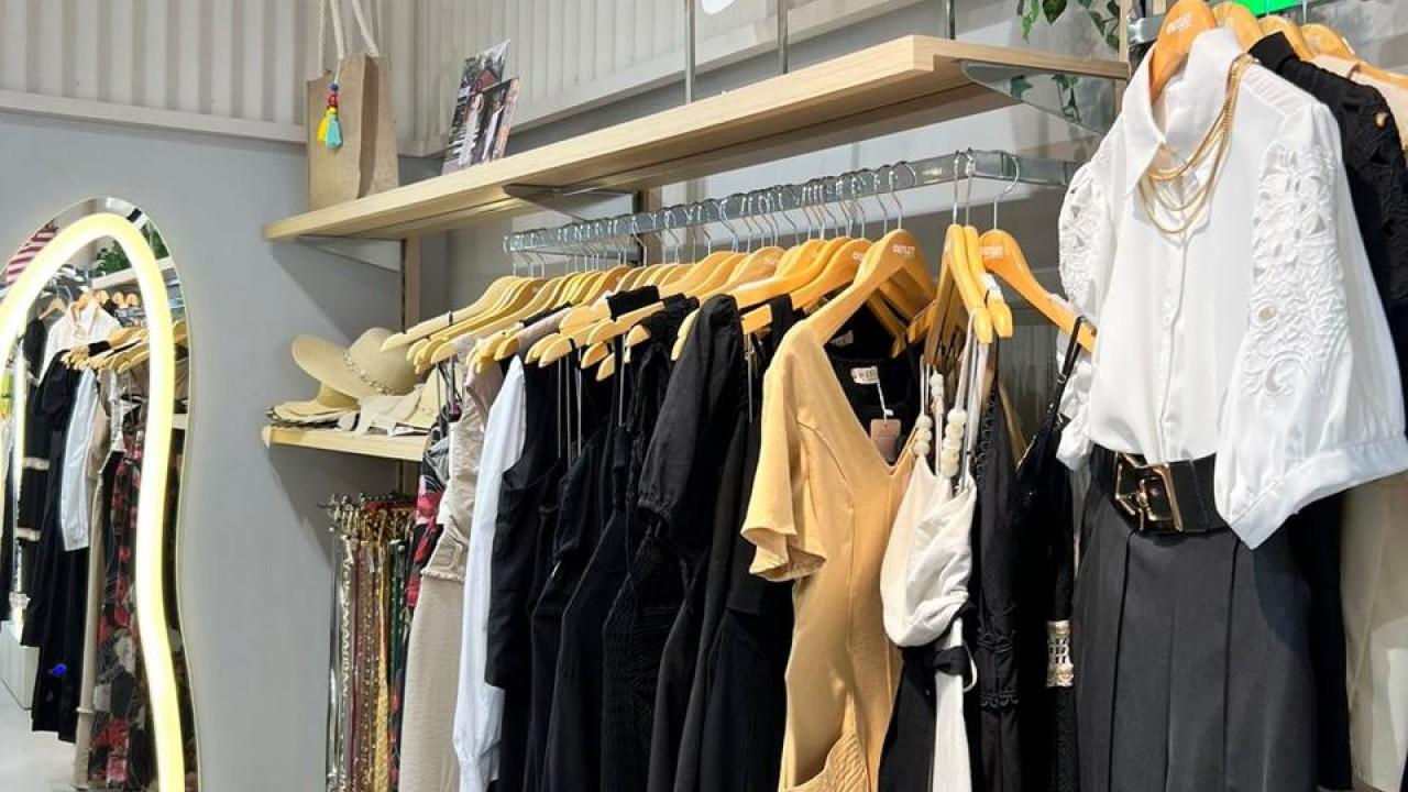 araras e mobiliário para loja de confecção