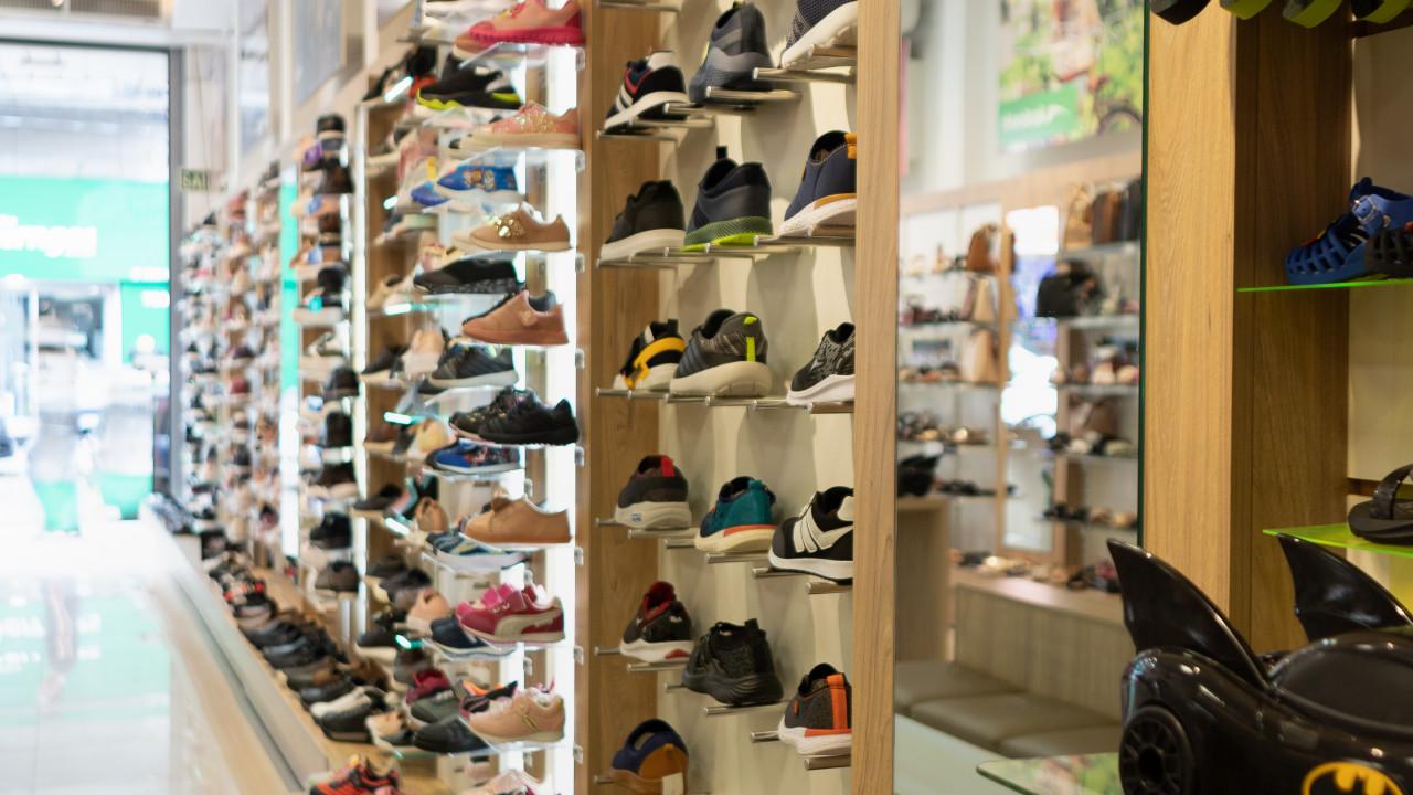 prateleiras para loja de calçados