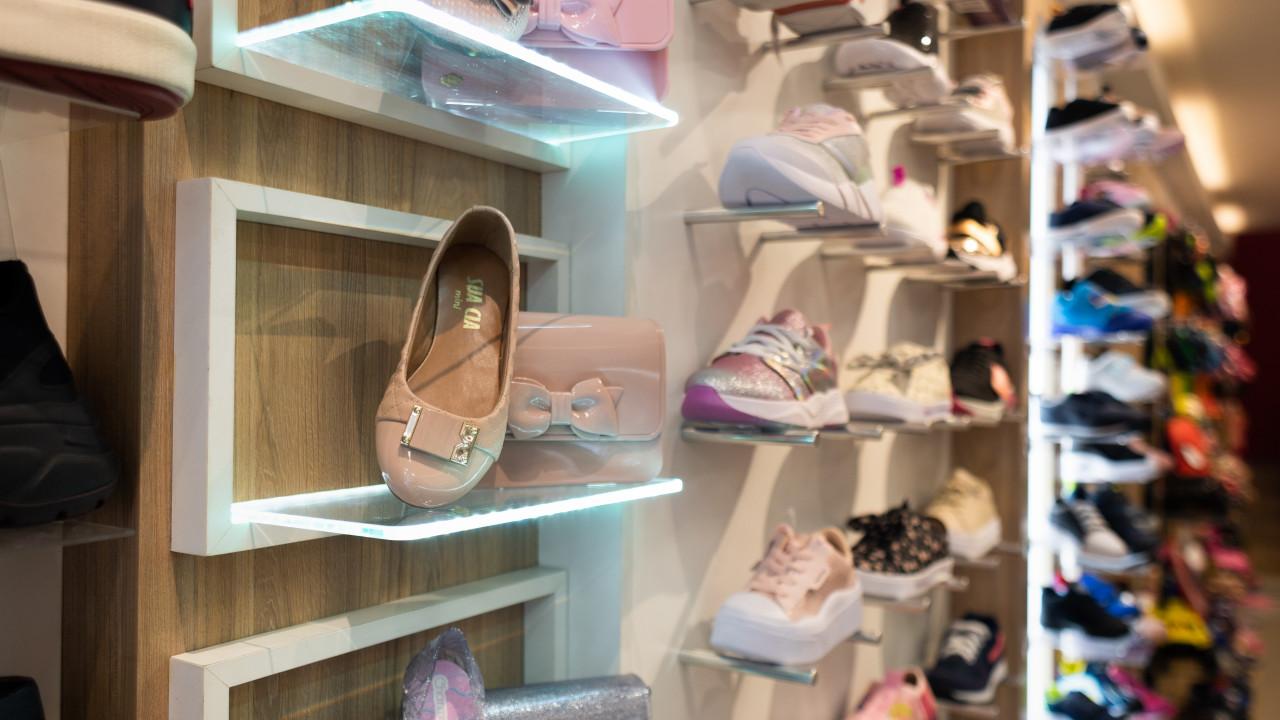 prateleiras personalizadas para loja de calçados