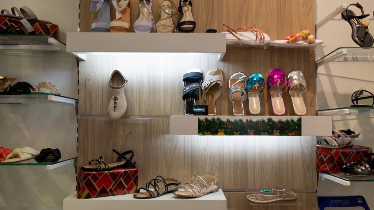 prateleiras personalizadas para loja de calçados