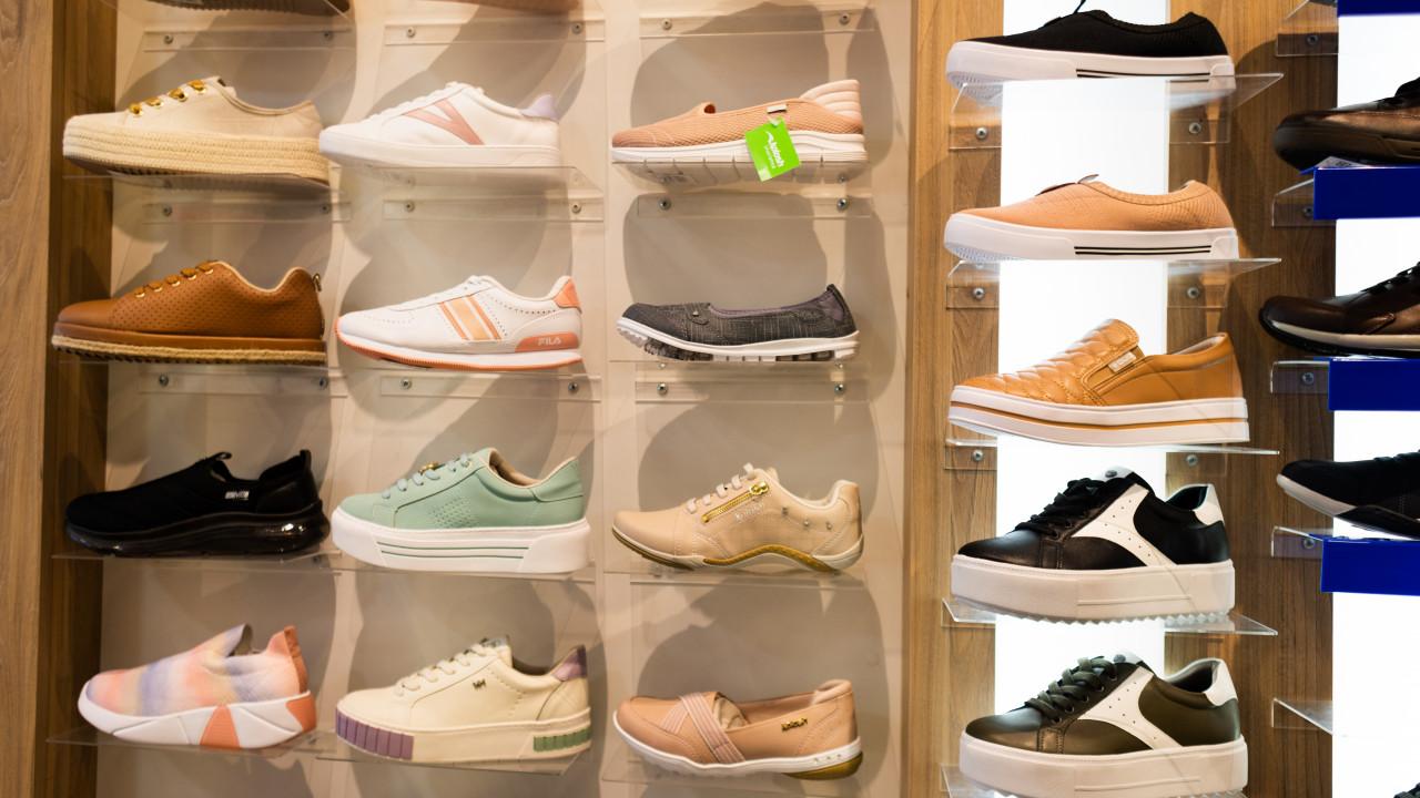 prateleiras para loja de calçados