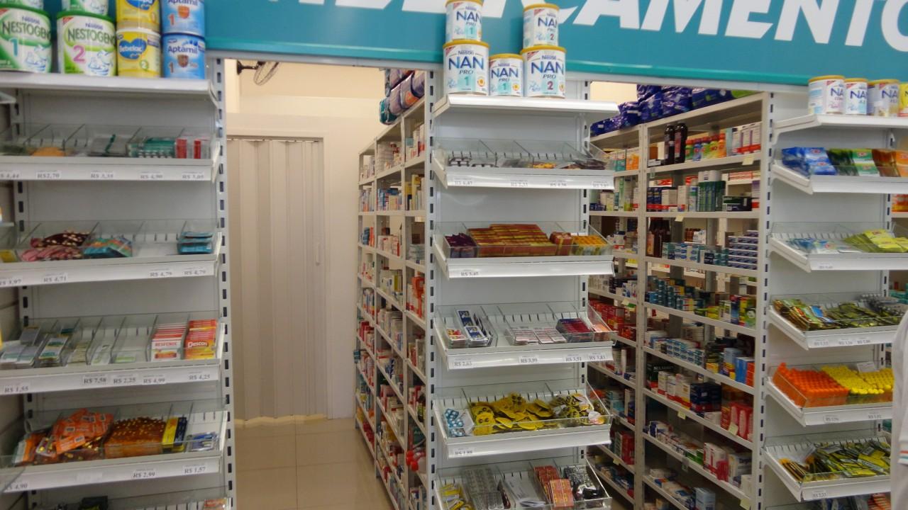 gôndola e prateleira personalizada para farmácia