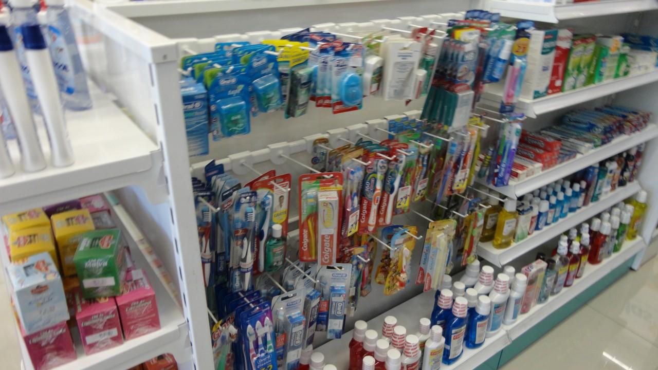 gôndola e prateleira sob medida para farmácia