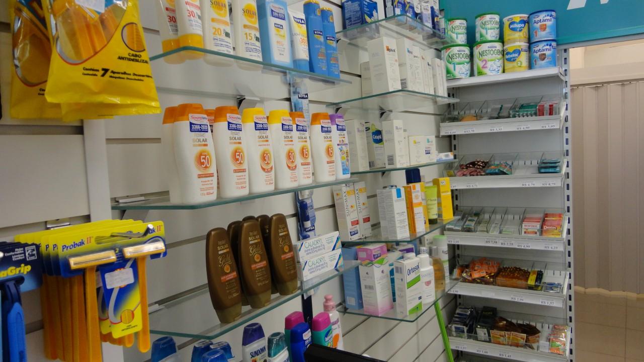 gôndola e prateleira em MDF para farmácia