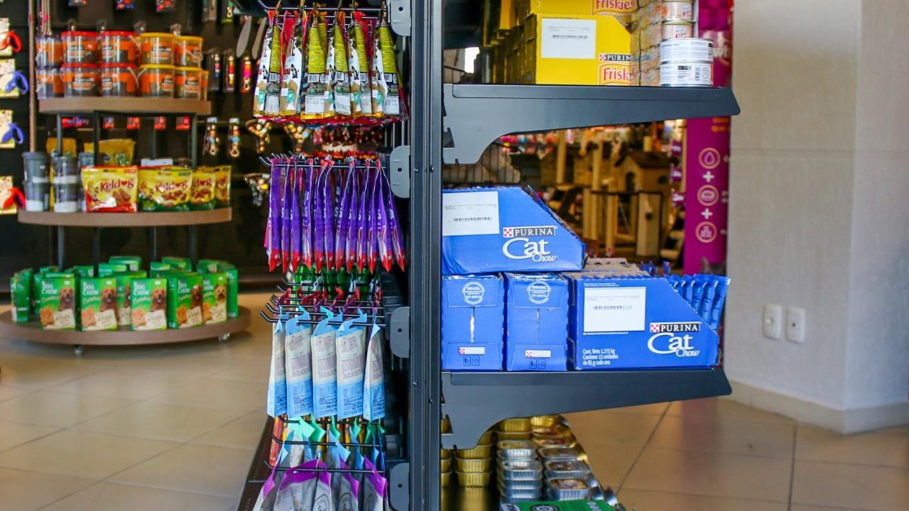 gôndolas e prateleiras para loja de rações, coleiras, petshop e agropecuárias