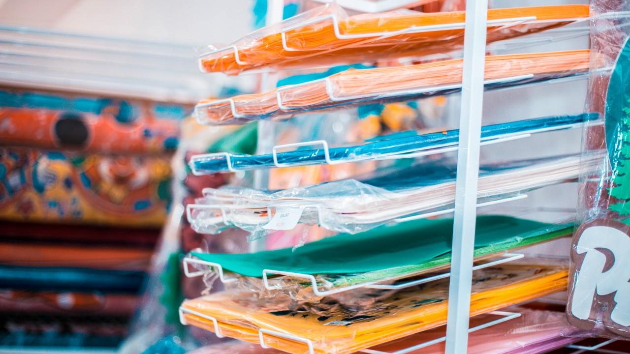 expositor de plásticos e papéis