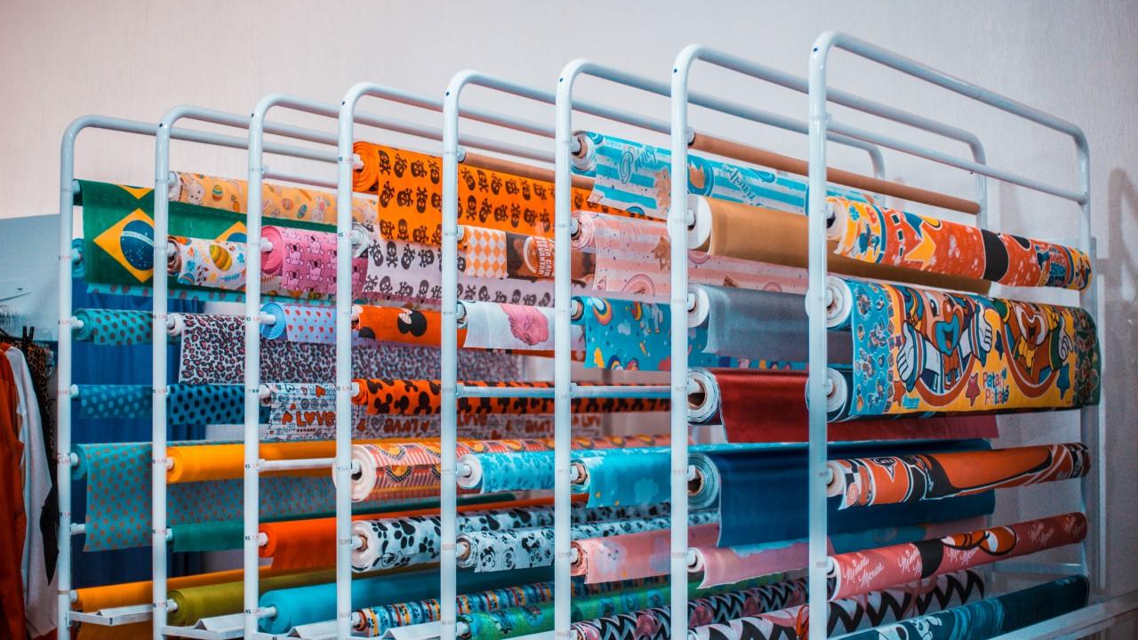 expositor de tnt e tecidos e papéis de parede