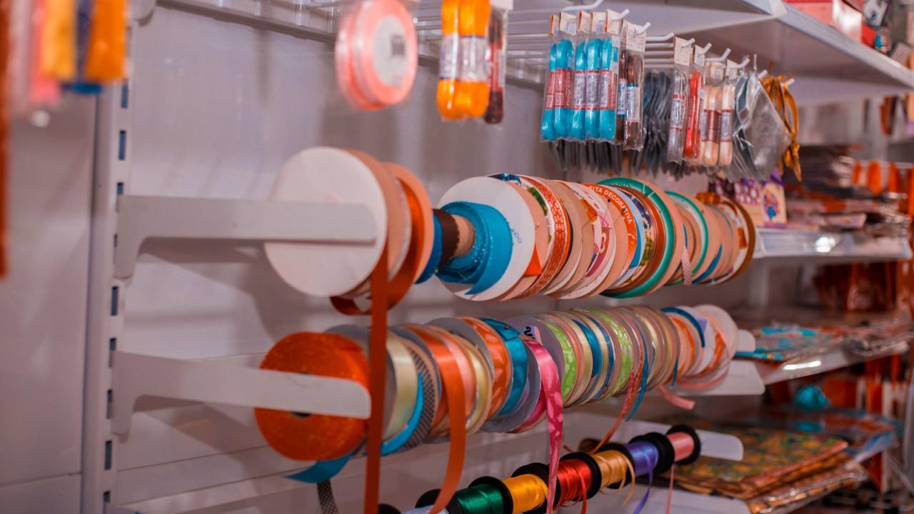 expositor de artigos de festas para loja de bazar e utilidades