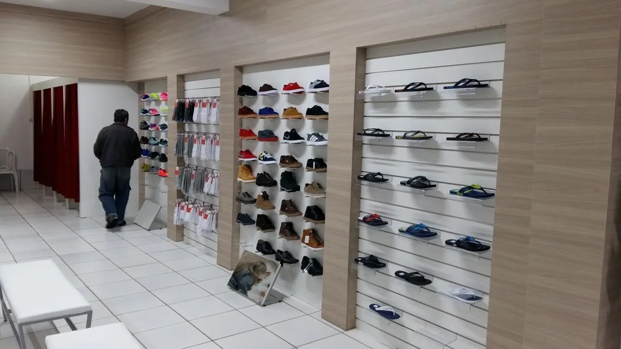 prateleiras personalizadas para loja de calçados