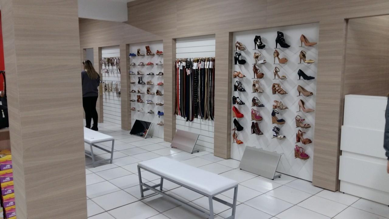 prateleiras para loja de calçados
