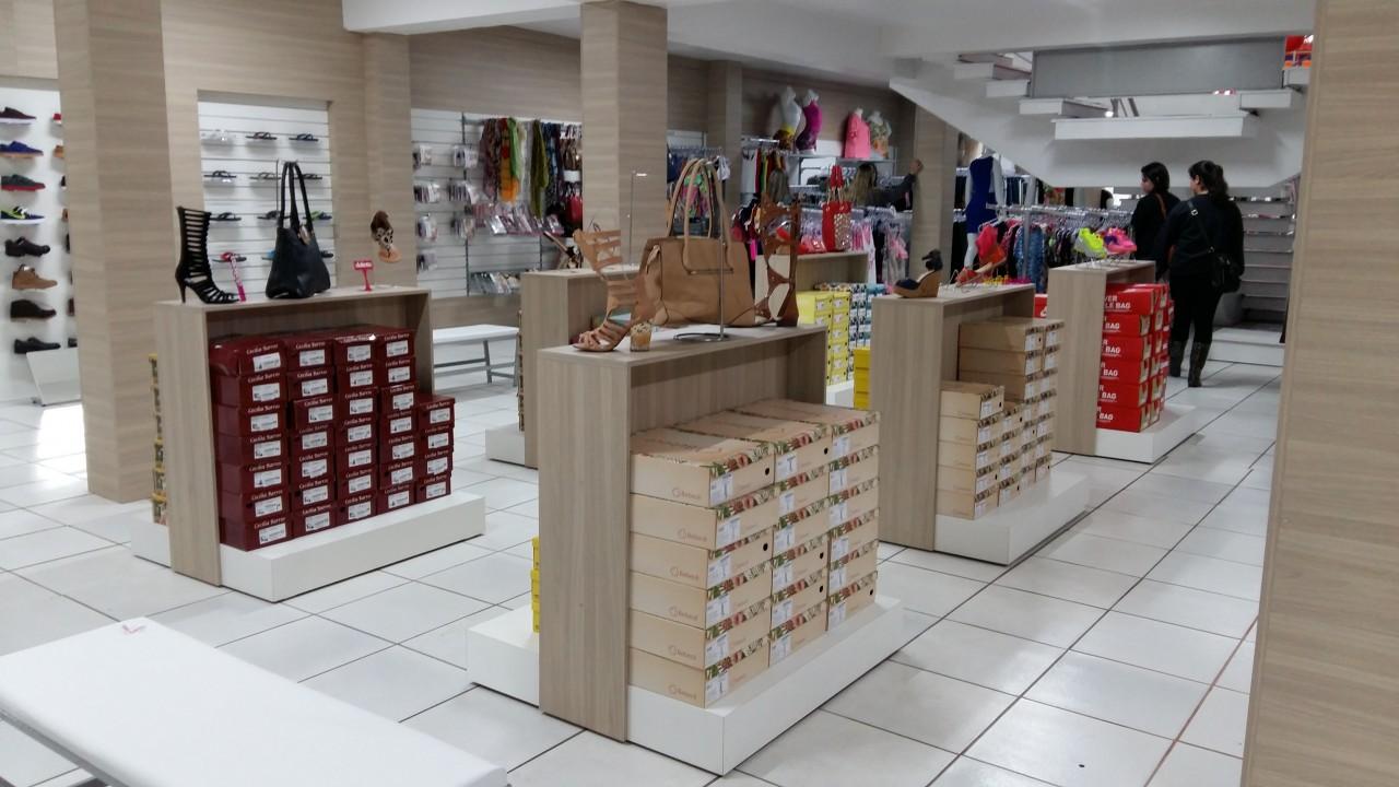 mobiliário e expositor para loja de calçados