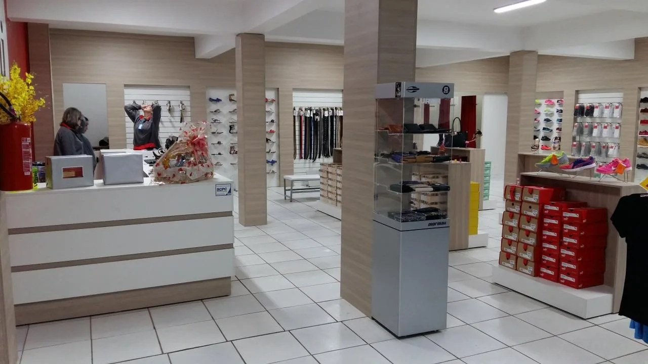 mobiliário e expositor personalizado para loja de calçados